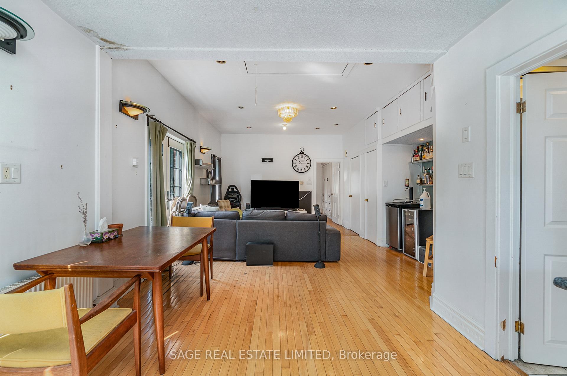 Photo 9 of Unit Upper, 325 Lippincott Street, Toronto, University — HOMEH