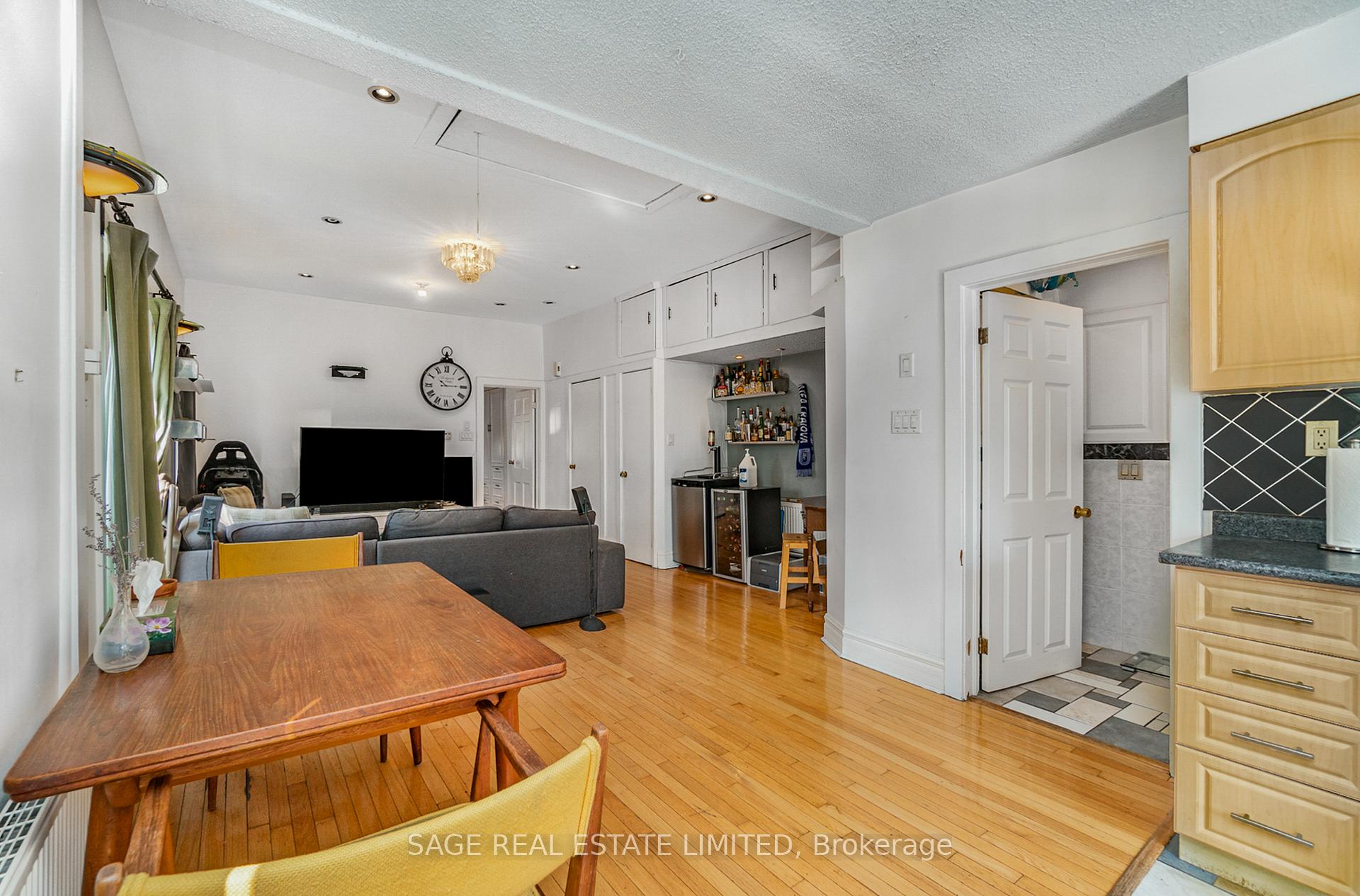 Photo 10 of Unit Upper, 325 Lippincott Street, Toronto, University — HOMEH