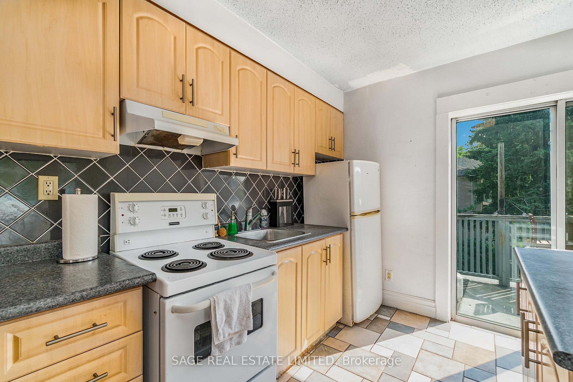Photo 13 of Unit Upper, 325 Lippincott Street, Toronto, University — HOMEH