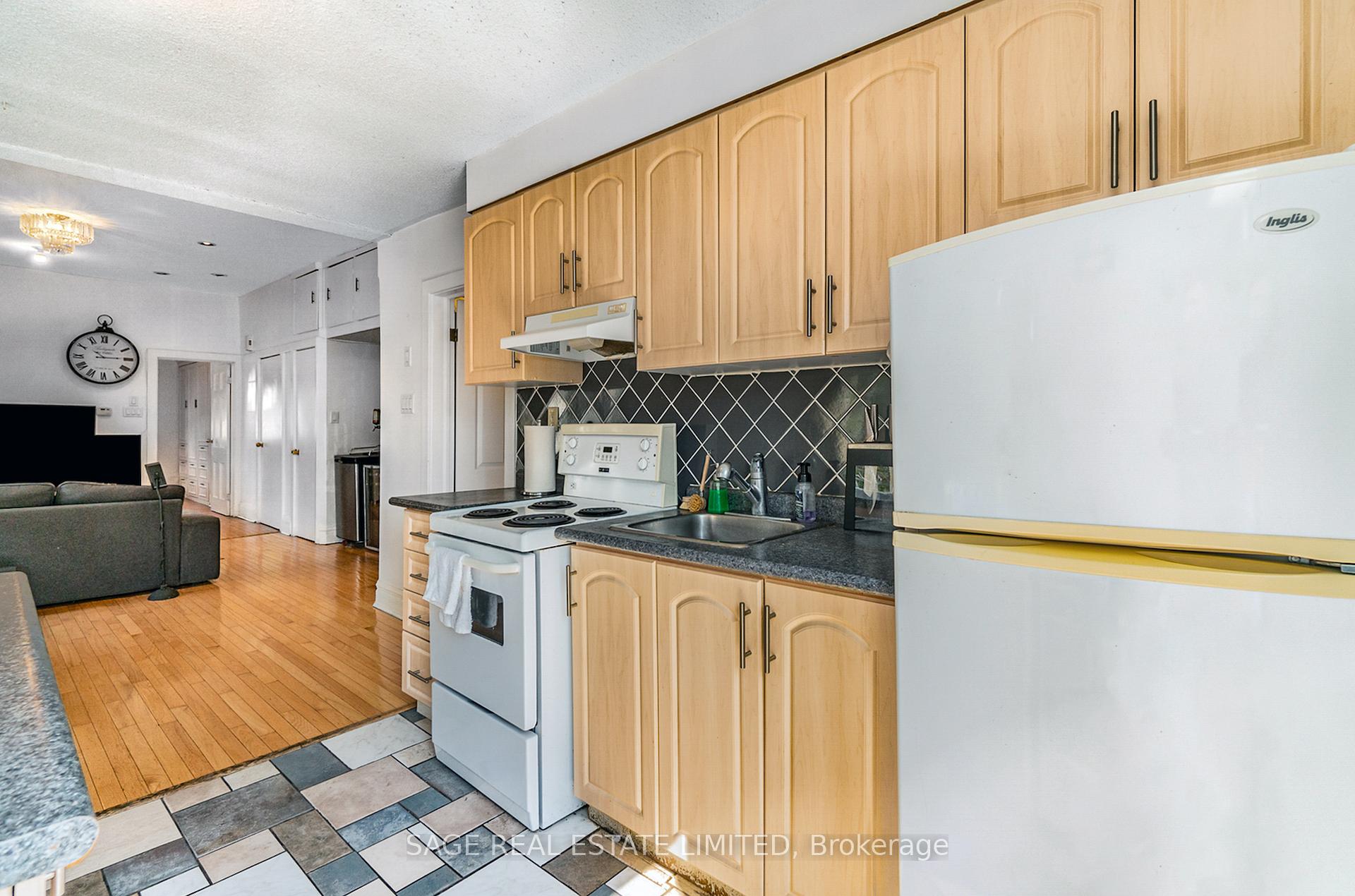 Photo 15 of Unit Upper, 325 Lippincott Street, Toronto, University — HOMEH