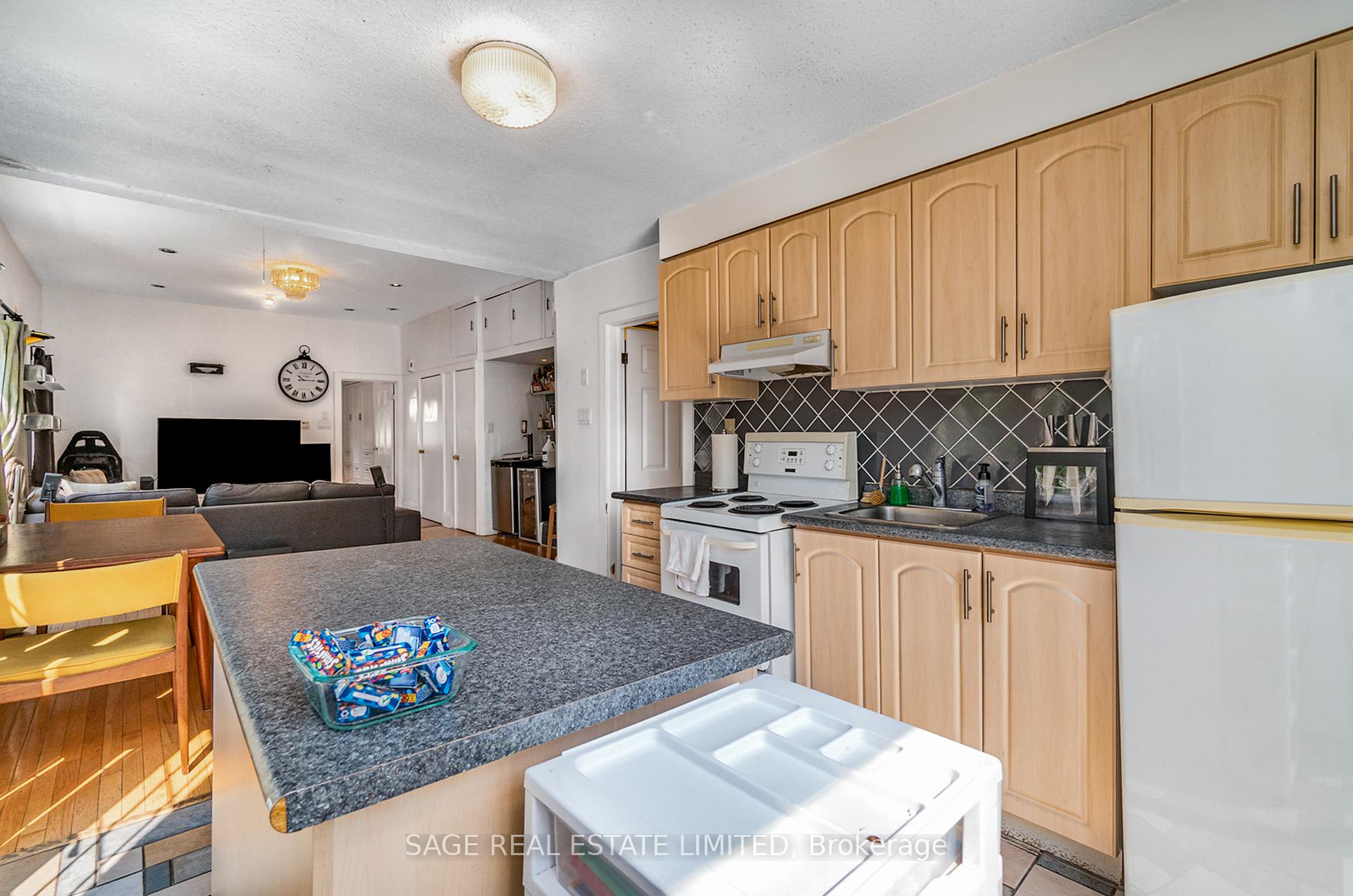 Photo 16 of Unit Upper, 325 Lippincott Street, Toronto, University — HOMEH