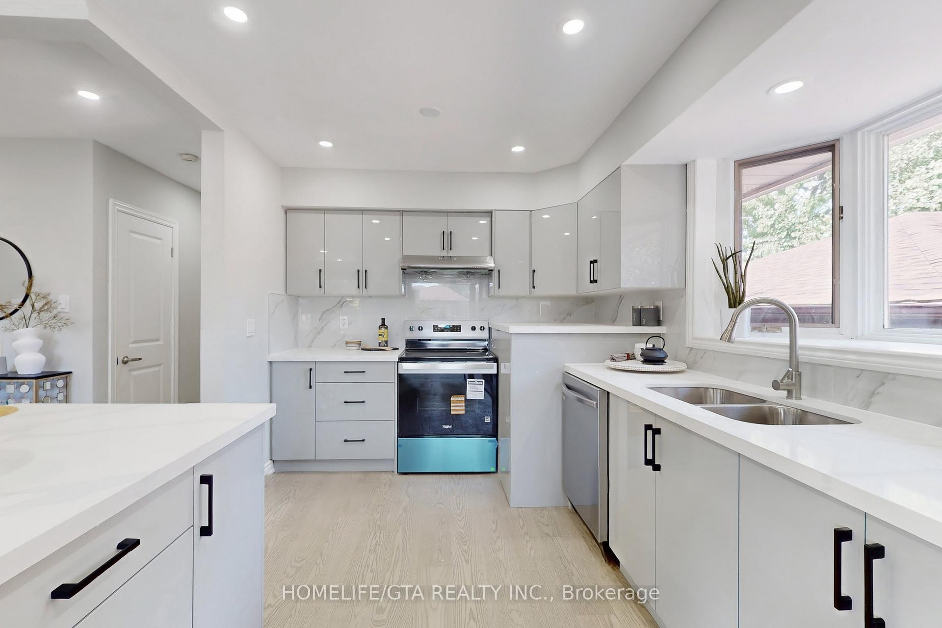 Photo 11 of 16 Woolwick Drive, Scarborough, Woburn — HOMEH