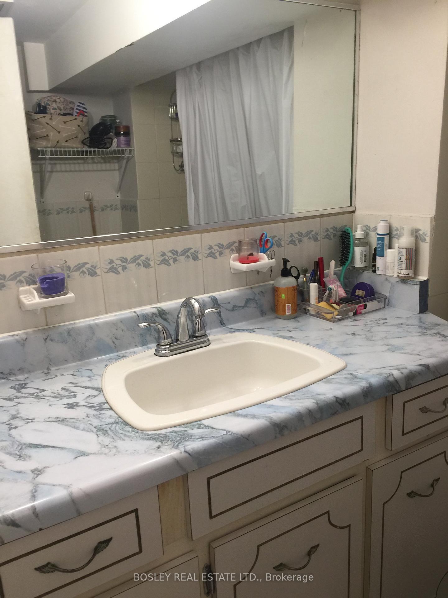 Photo 5 of Unit Lower, 449 Euclid Avenue, Toronto, Palmerston-Little Italy — HOMEH