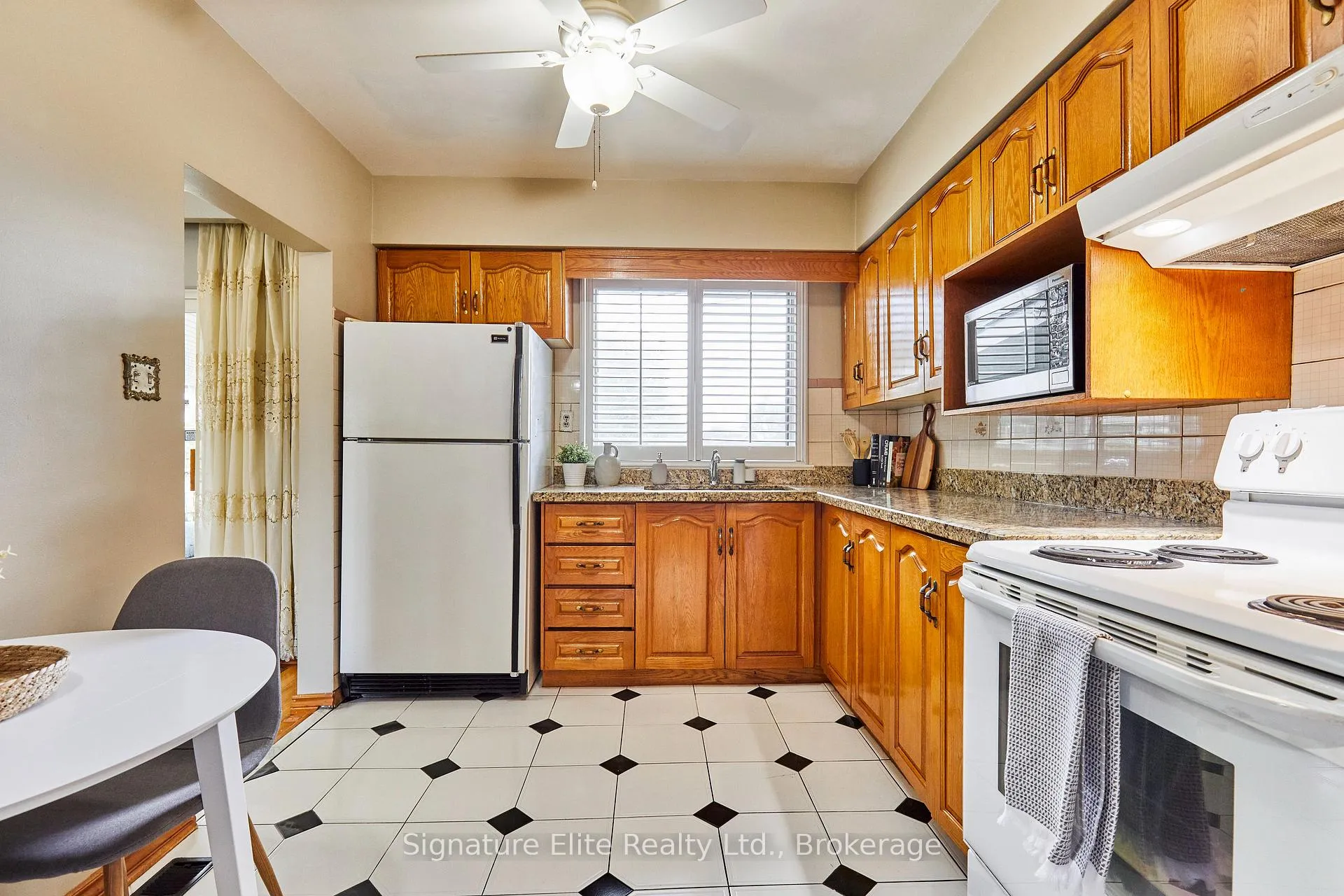 Photo 14 of 4 Cora Crescent, Scarborough, Bendale — HOMEH