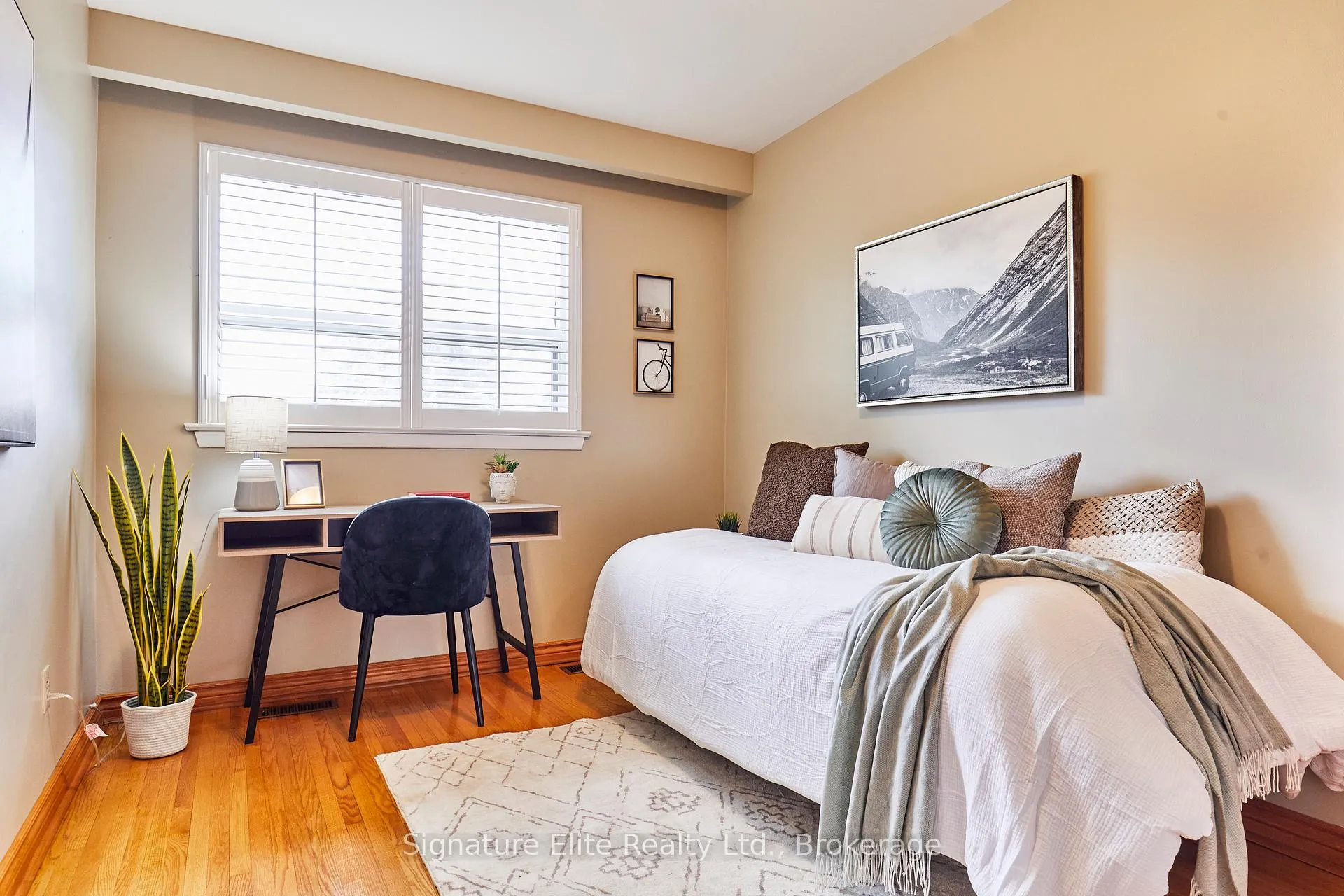 Photo 23 of 4 Cora Crescent, Scarborough, Bendale — HOMEH