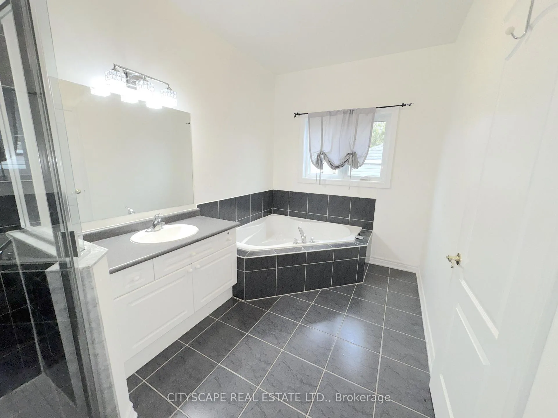 Photo 22 of 114 Hoile Drive, Ajax, South East — HOMEH
