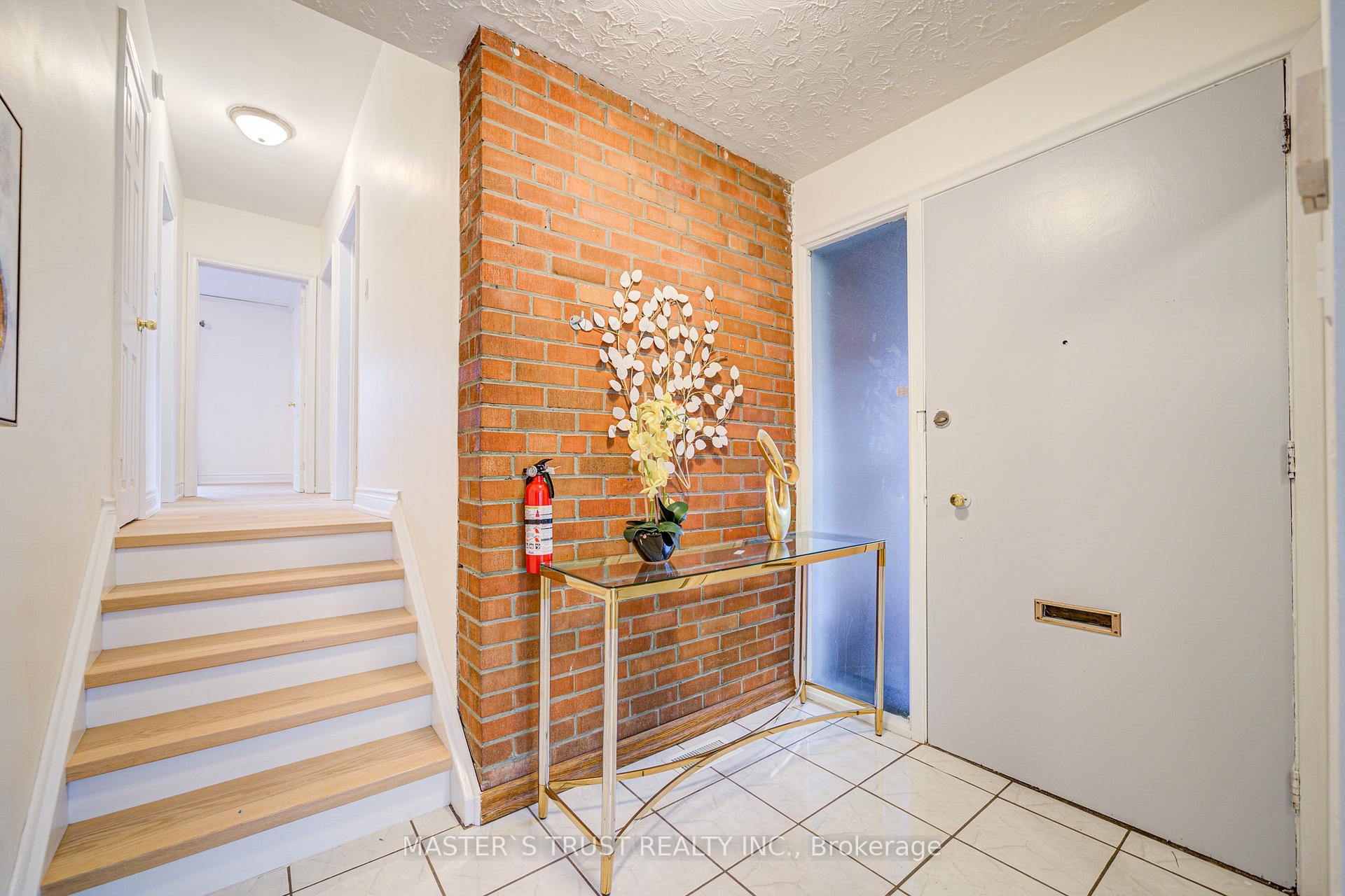Photo 2 of 30 Deerfield Road, Scarborough, Bendale — HOMEH