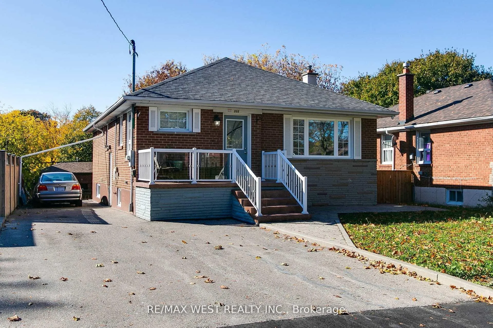 Front of 866 Scarborough Golf Clb Road