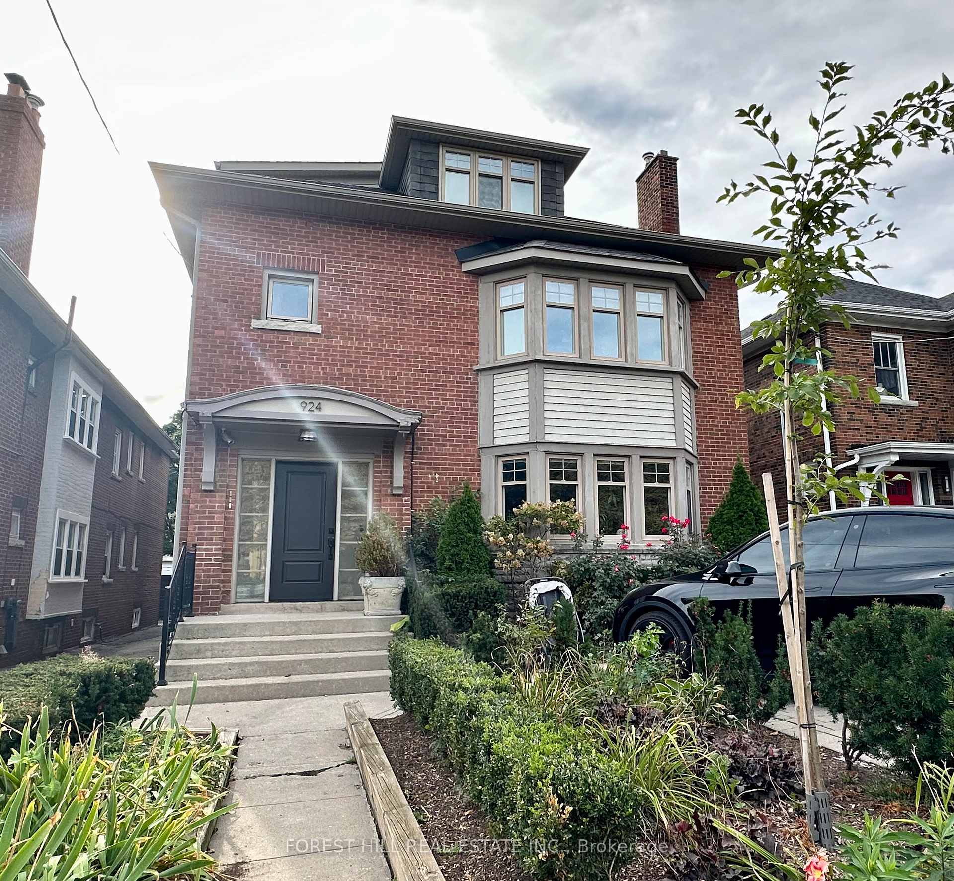 Front of Unit Lower 2, 924 Avenue Road