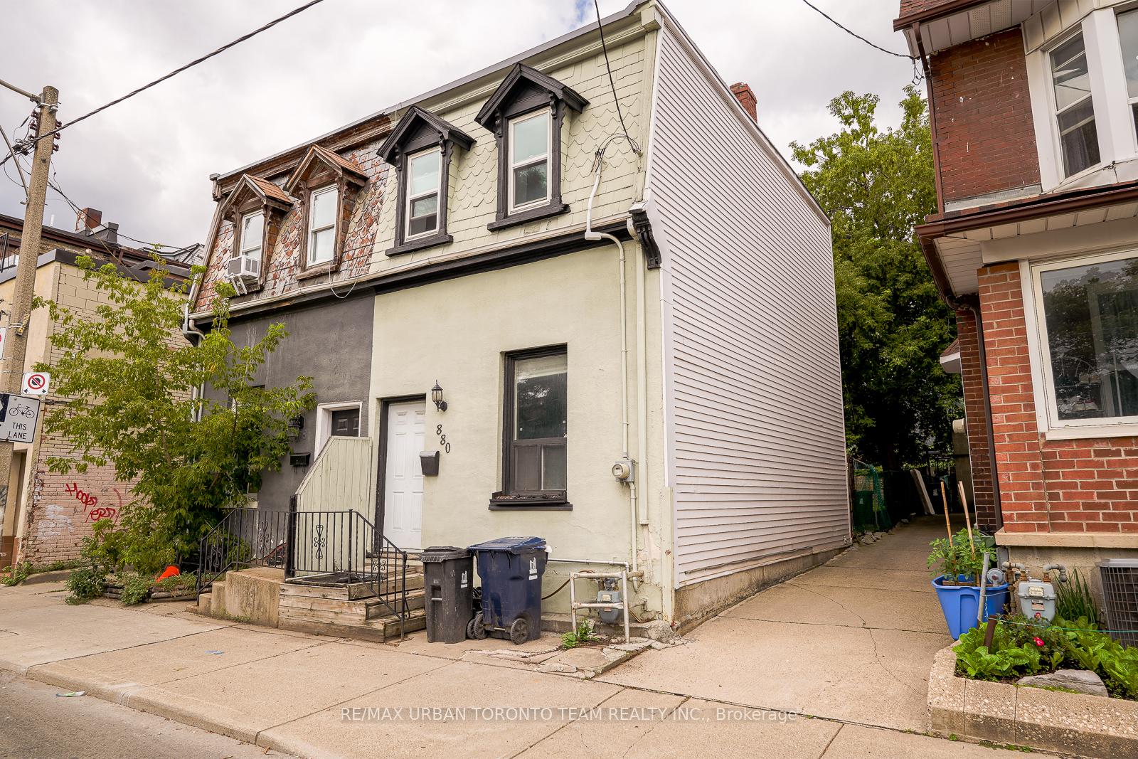 Front of 880 Dundas Street E