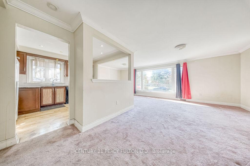 Photo 3 of 63 Hiscock Boulevard, Scarborough, Woburn — HOMEH