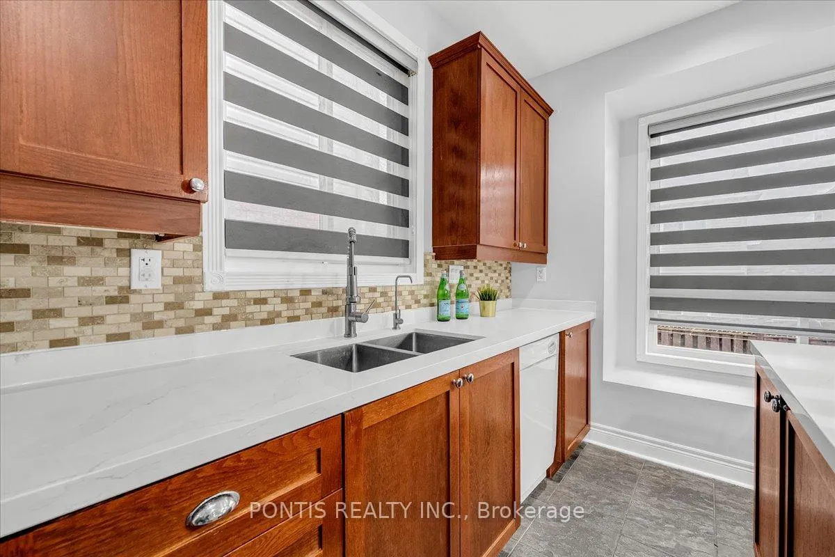 Photo 16 of 52 Emmett Circle, Brampton, Fletcher's Meadow — HOMEH