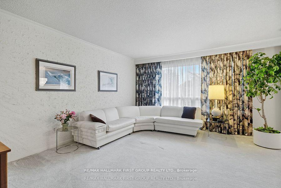 Photo 10 of 6 Windover Drive, Scarborough, Woburn — HOMEH
