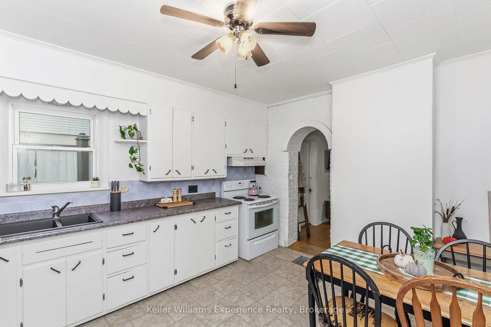 Photo 5 of 565 Yonge Street, Midland — HOMEH
