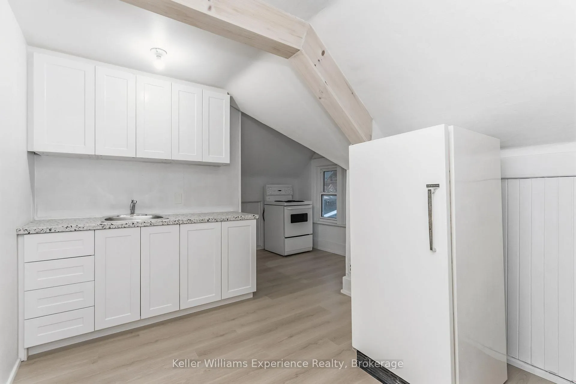 Photo 15 of 565 Yonge Street, Midland — HOMEH