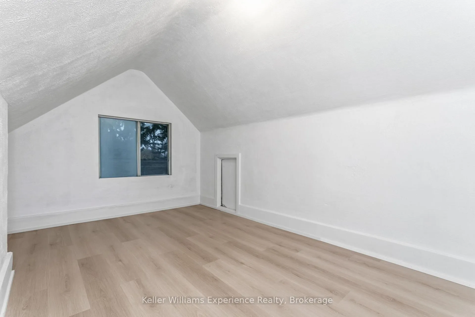 Photo 19 of 565 Yonge Street, Midland — HOMEH