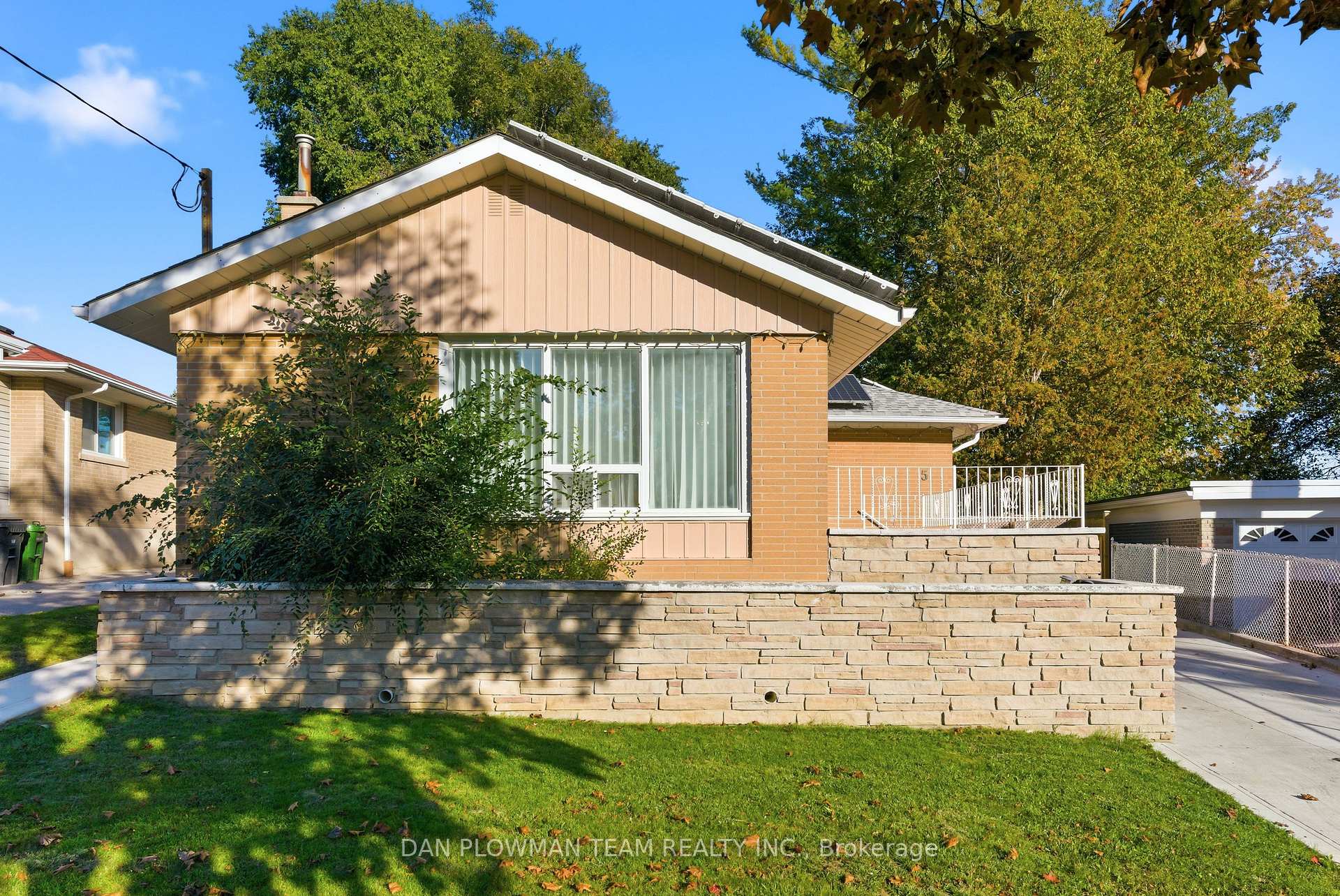 Photo 2 of 5 Lakeland Crescent, Scarborough, Woburn — HOMEH