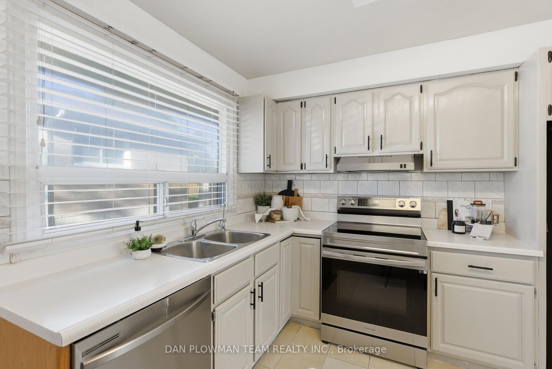Photo 12 of 5 Lakeland Crescent, Scarborough, Woburn — HOMEH