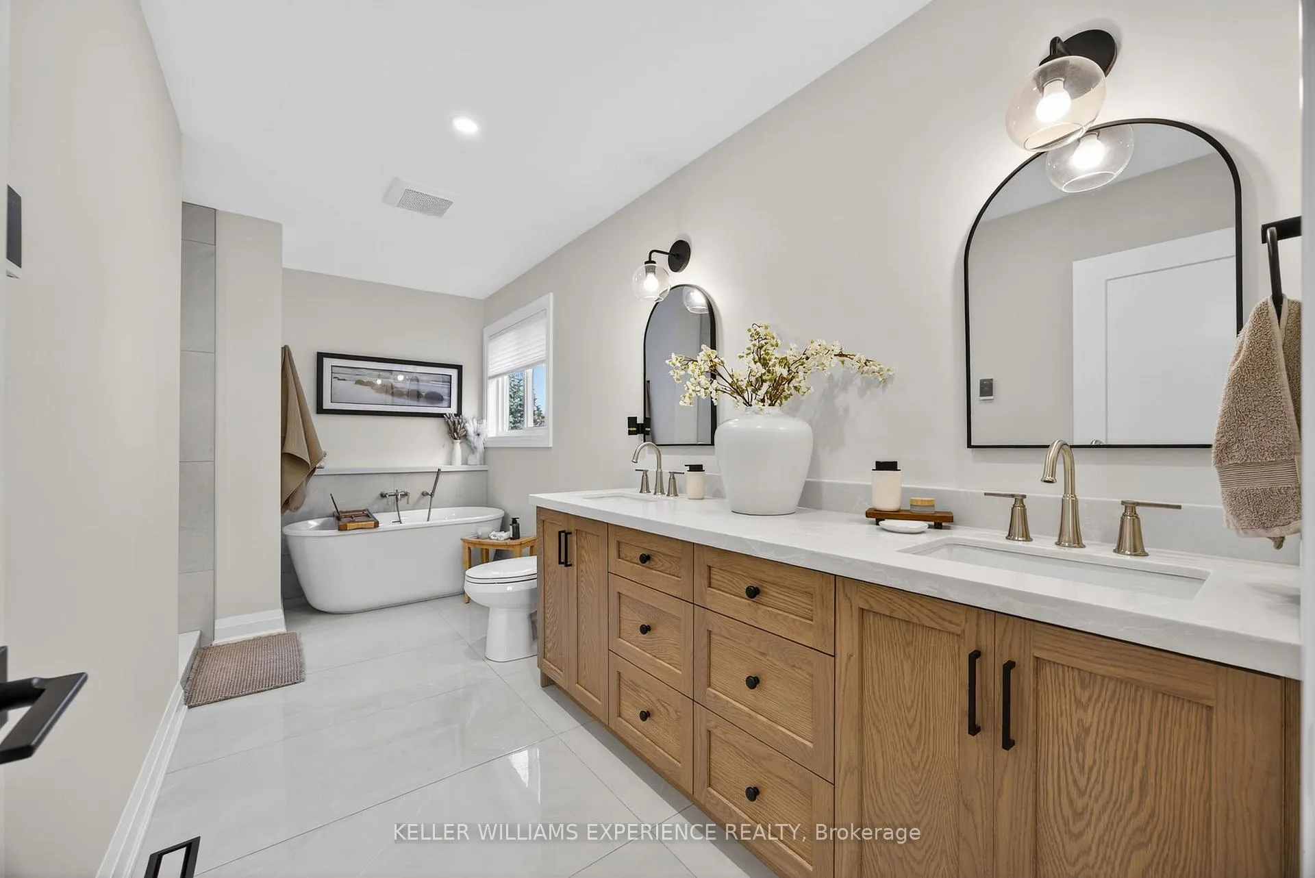 Photo 3 of 50 Regalia Way, Barrie, Innis-Shore — HOMEH
