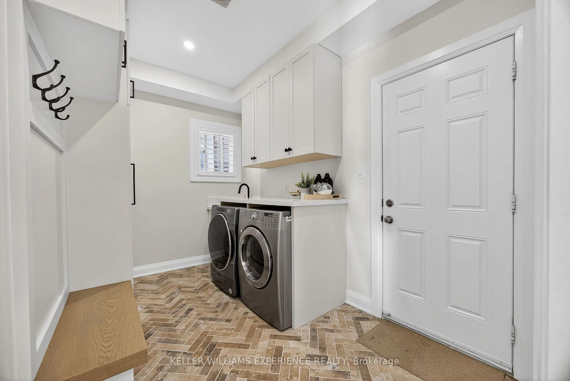 Photo 12 of 50 Regalia Way, Barrie, Innis-Shore — HOMEH
