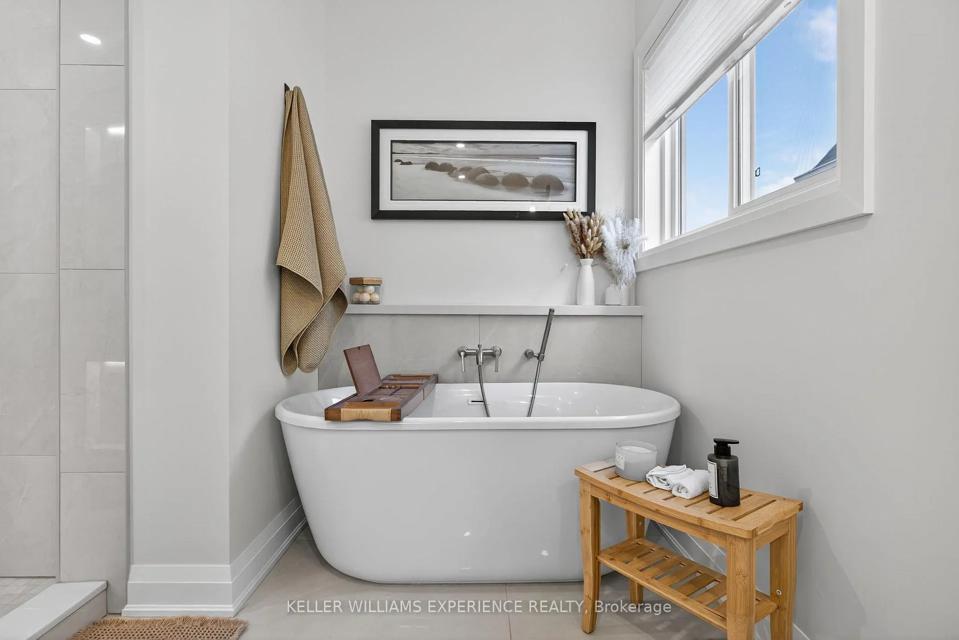 Photo 17 of 50 Regalia Way, Barrie, Innis-Shore — HOMEH