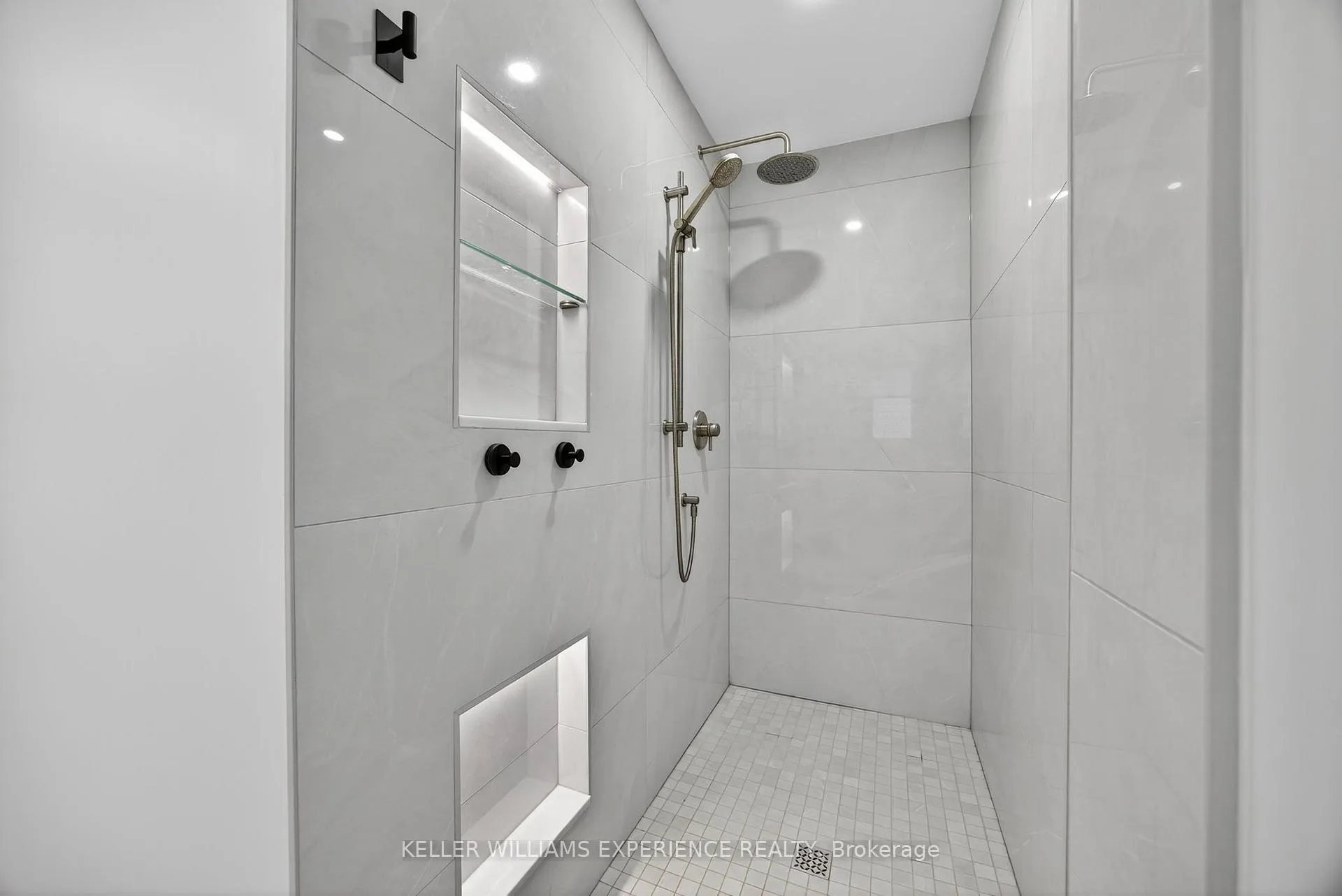 Photo 18 of 50 Regalia Way, Barrie, Innis-Shore — HOMEH