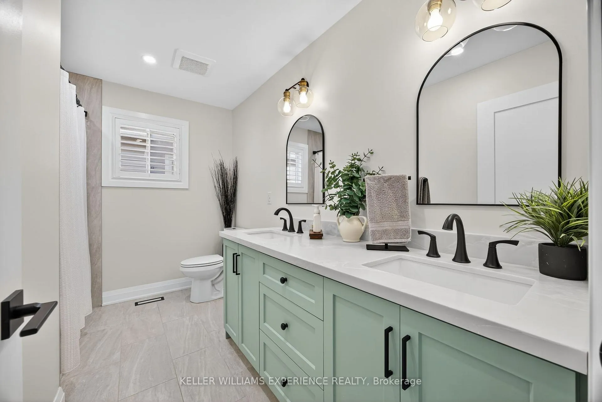 Photo 22 of 50 Regalia Way, Barrie, Innis-Shore — HOMEH
