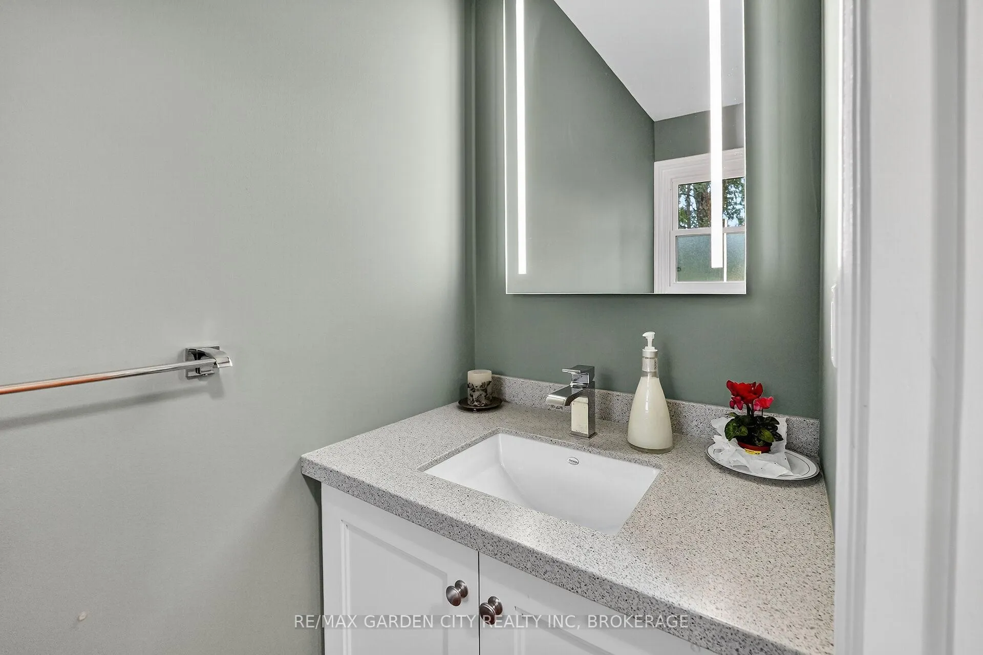 Photo 18 of 39 Orchard Parkway, Grimsby, Grimsby East — HOMEH