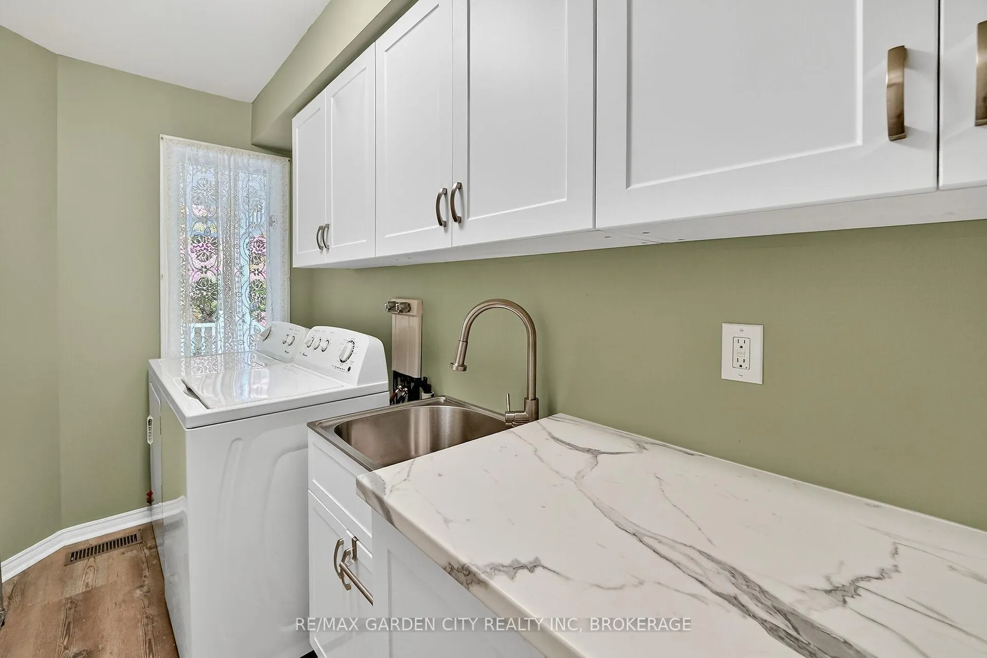 Photo 19 of 39 Orchard Parkway, Grimsby, Grimsby East — HOMEH