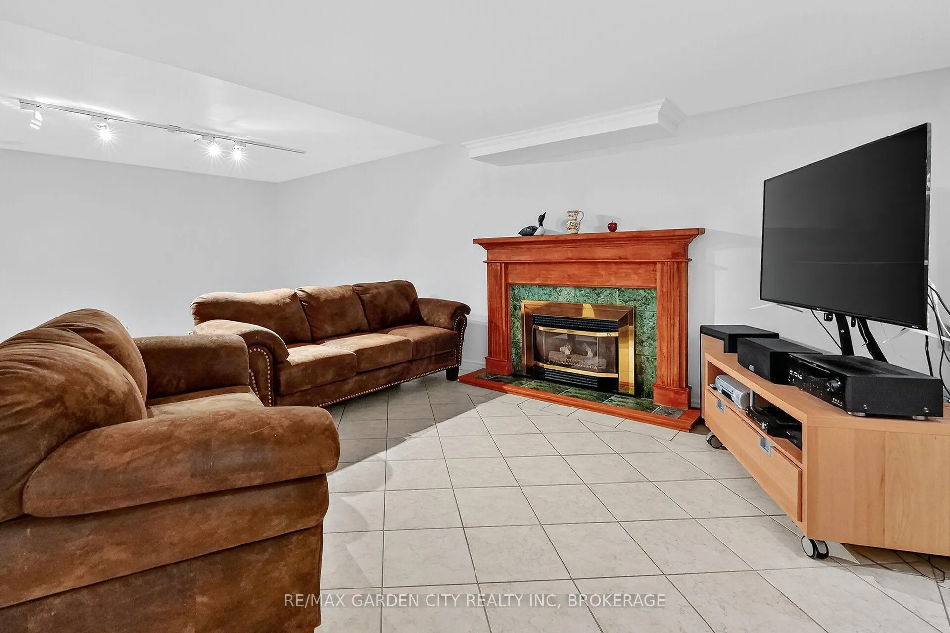 Photo 32 of 39 Orchard Parkway, Grimsby, Grimsby East — HOMEH