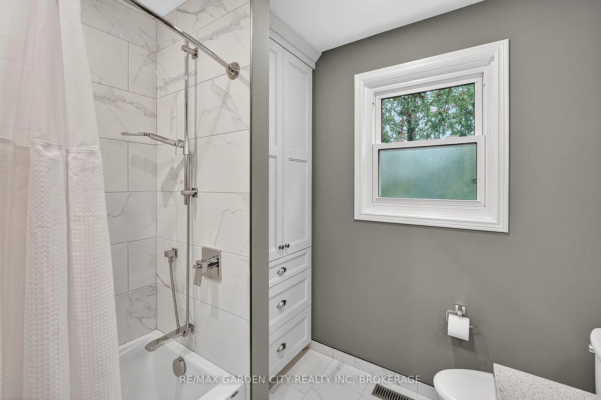Photo 33 of 39 Orchard Parkway, Grimsby, Grimsby East — HOMEH