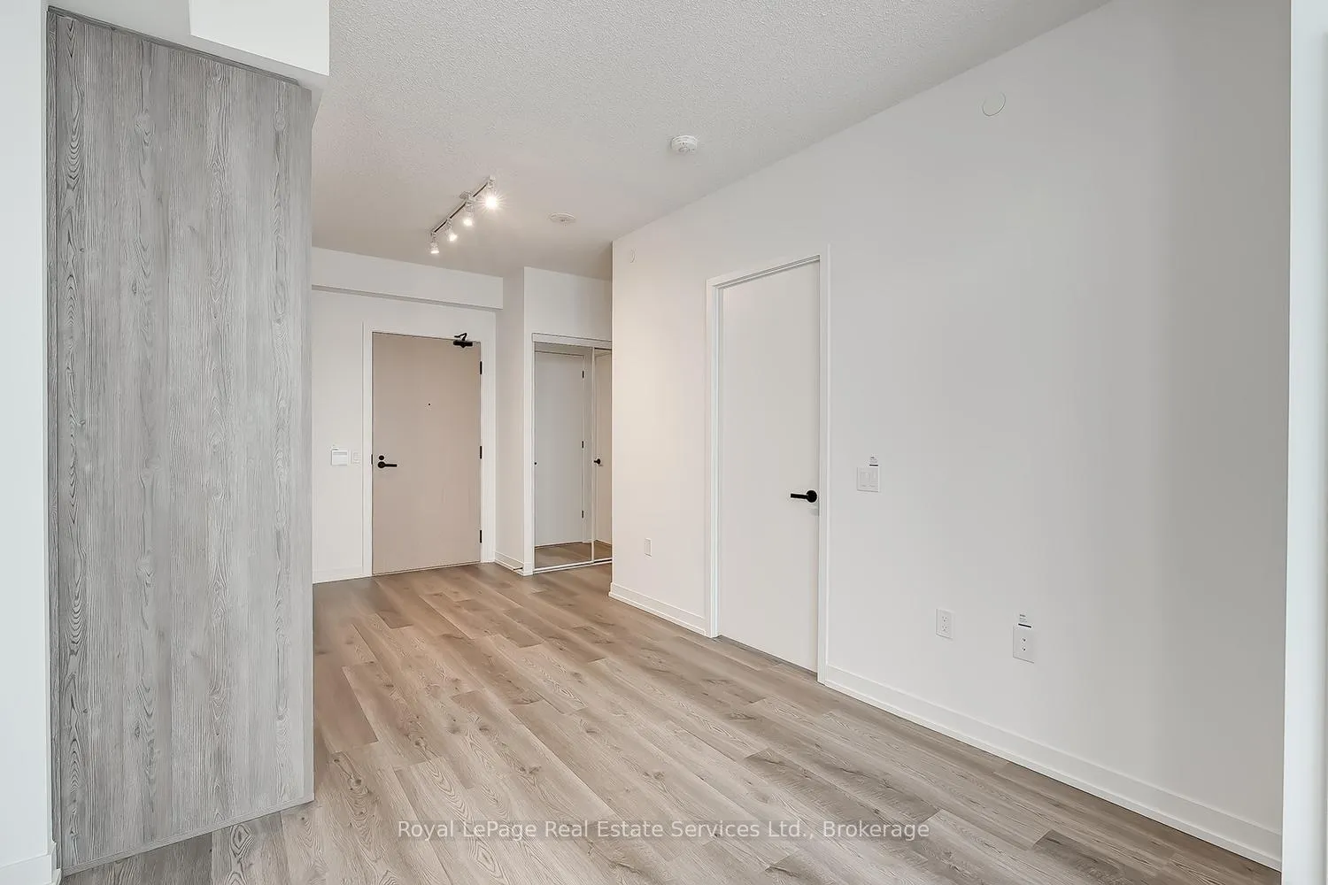Photo 10 of Unit 4303, 8 Interchange Way, Vaughan, Vaughan Corporate Centre — HOMEH