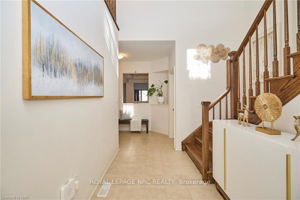 Photo 3 of 13 Winterberry Blvd, Thorold, Confederation Heights — HOMEH