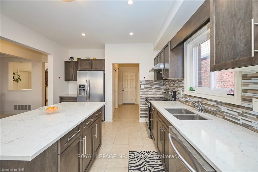 Photo 11 of 13 Winterberry Blvd, Thorold, Confederation Heights — HOMEH