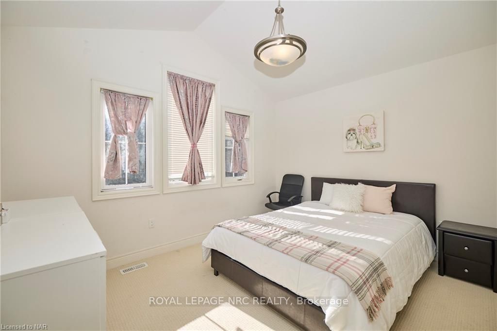 Photo 19 of 13 Winterberry Blvd, Thorold, Confederation Heights — HOMEH