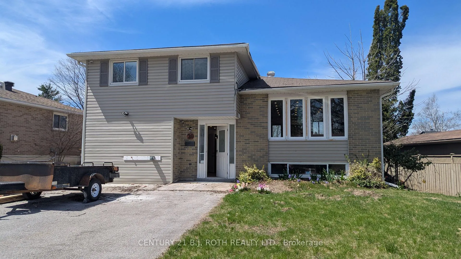 Photo 4 of Unit B, 20 Meadowland Avenue, Barrie, Allandale Heights — HOMEH
