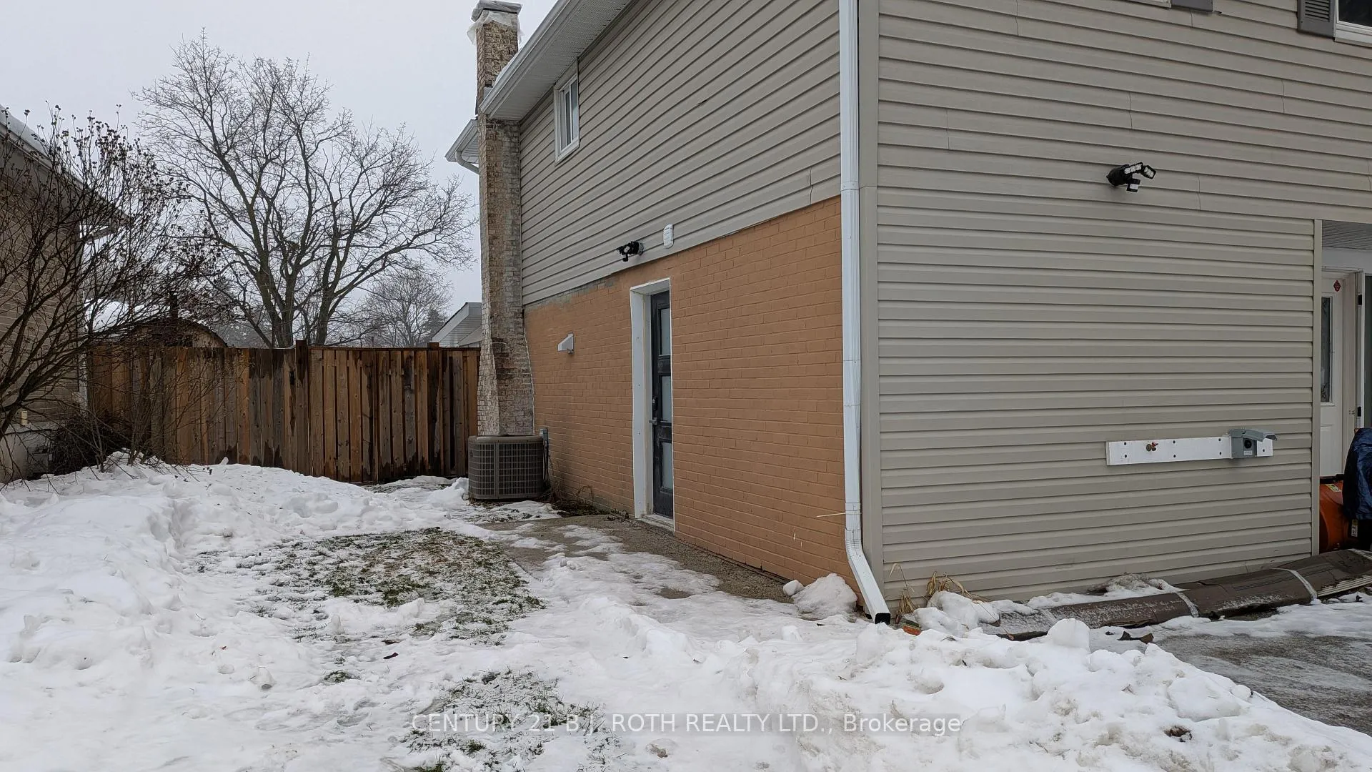 Photo 5 of Unit B, 20 Meadowland Avenue, Barrie, Allandale Heights — HOMEH