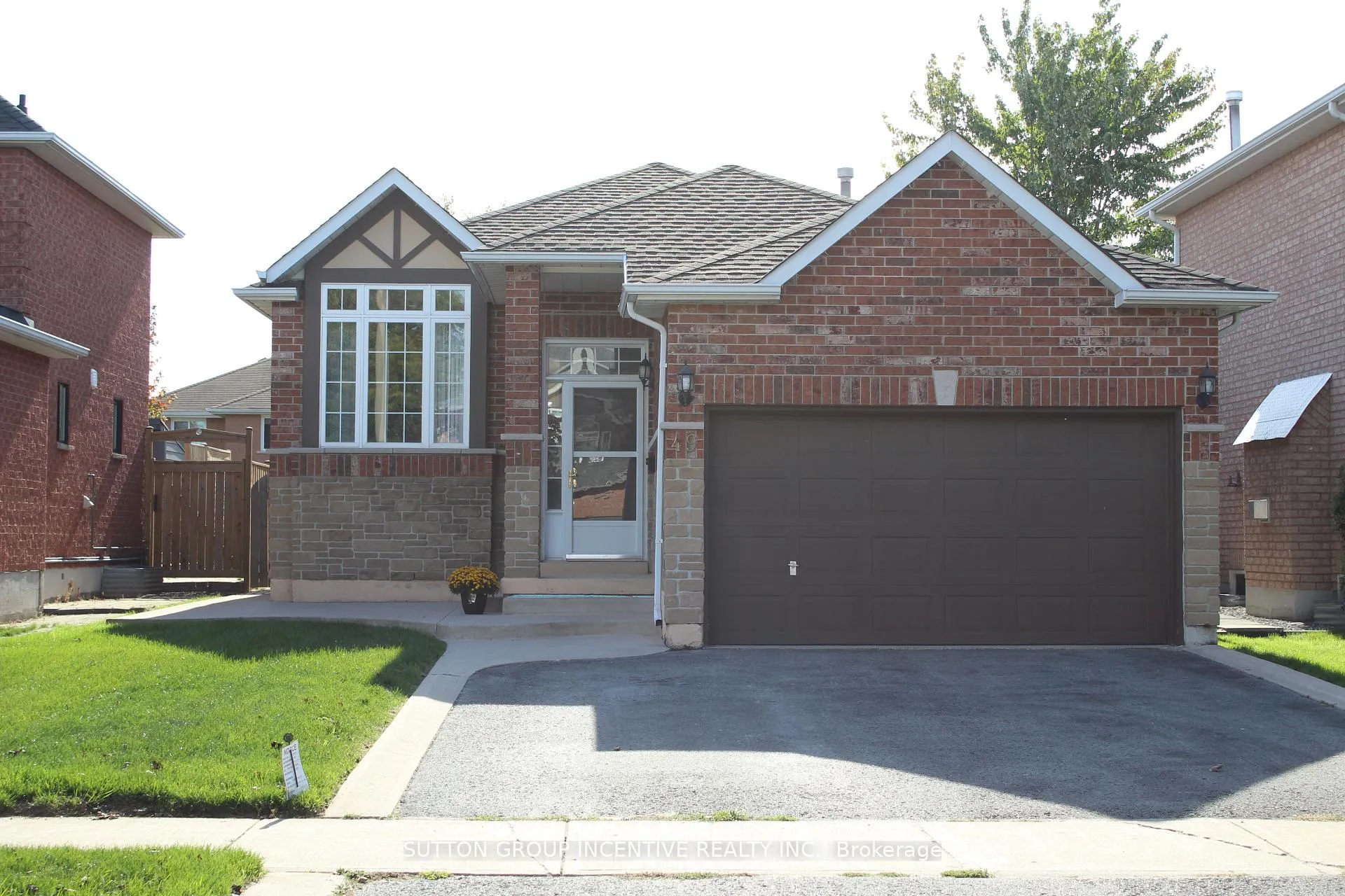 Photo 2 of 49 Felt Crescent, Barrie, Bayshore — HOMEH