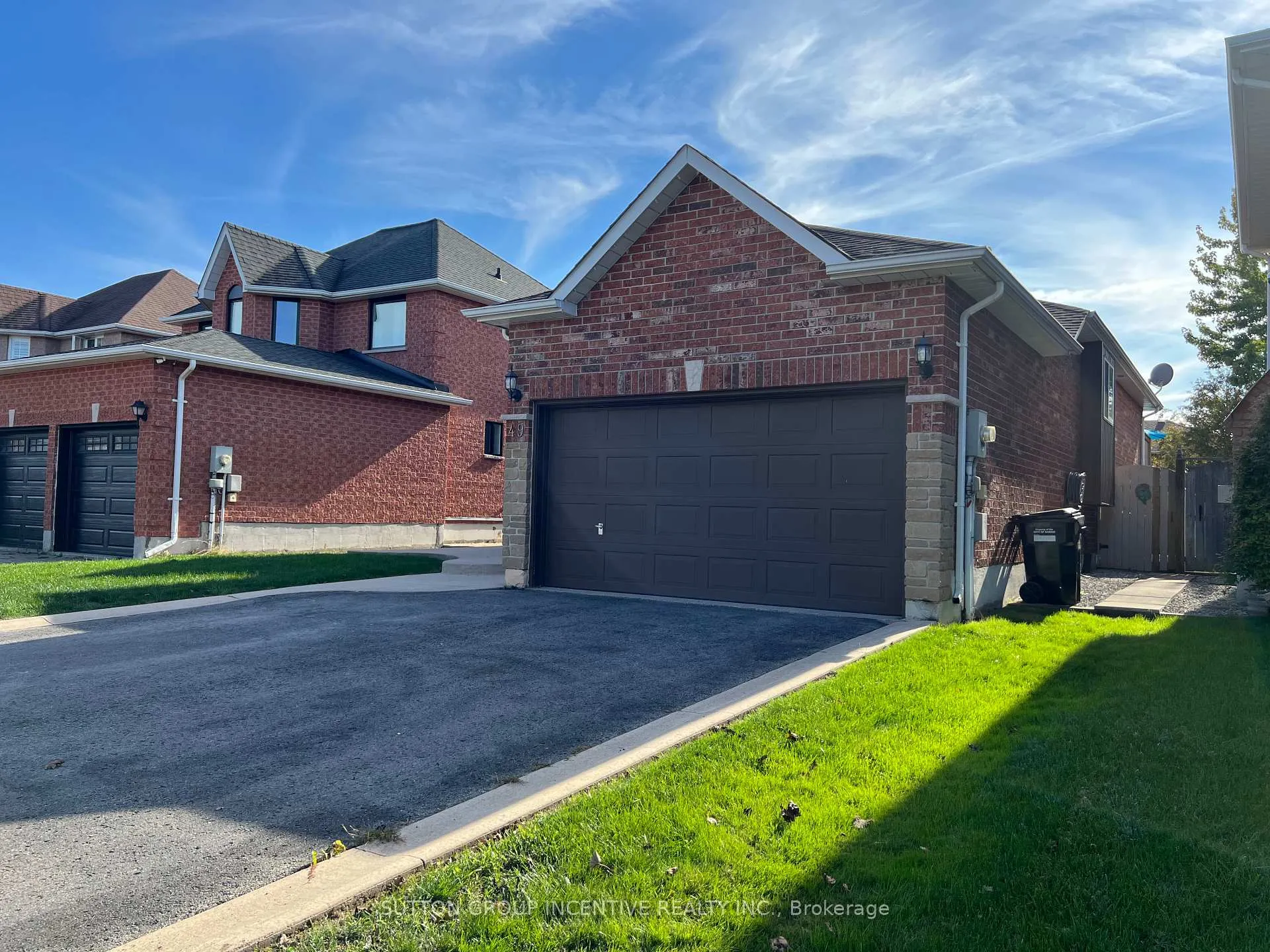 Photo 3 of 49 Felt Crescent, Barrie, Bayshore — HOMEH