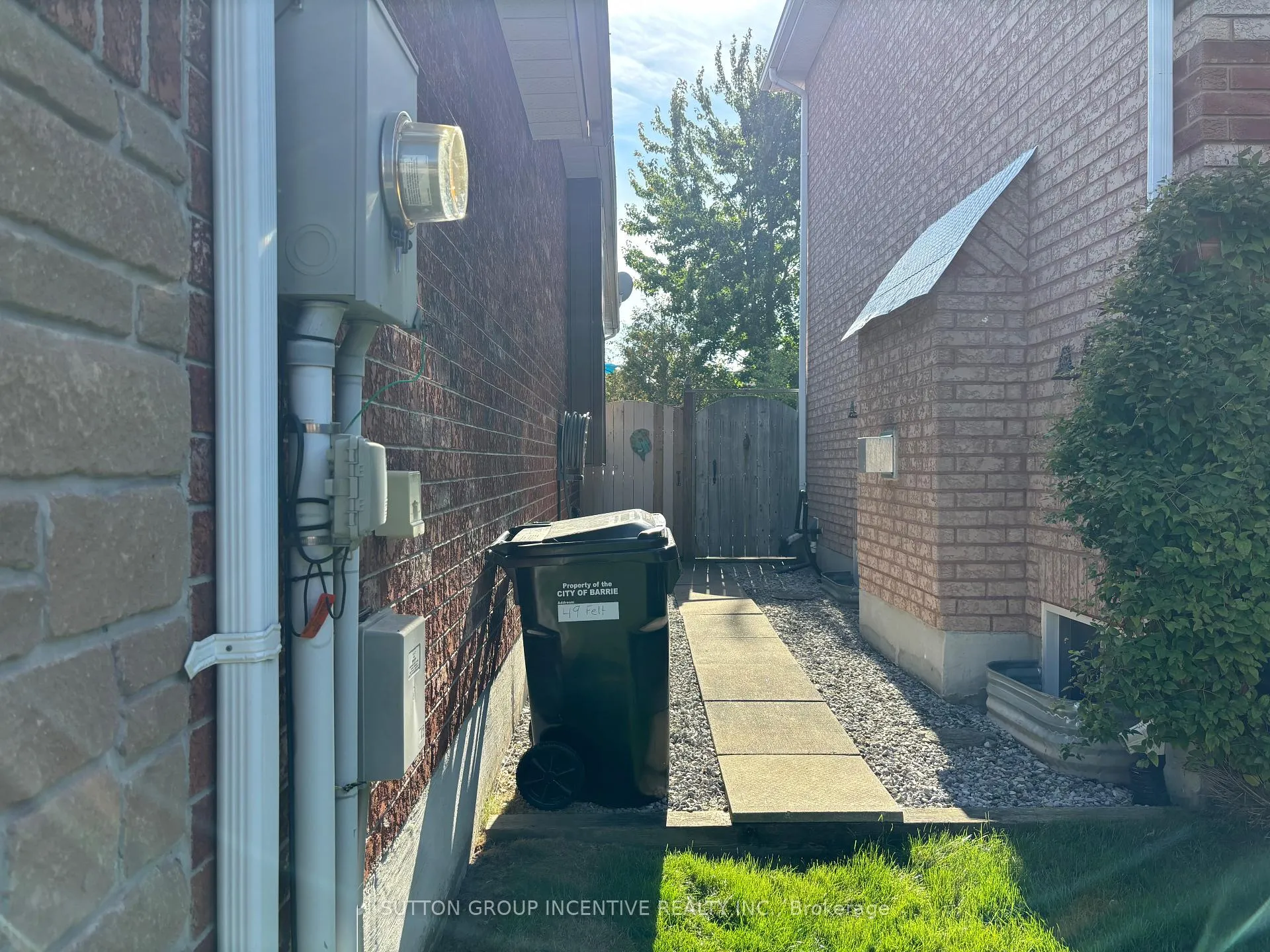 Photo 4 of 49 Felt Crescent, Barrie, Bayshore — HOMEH