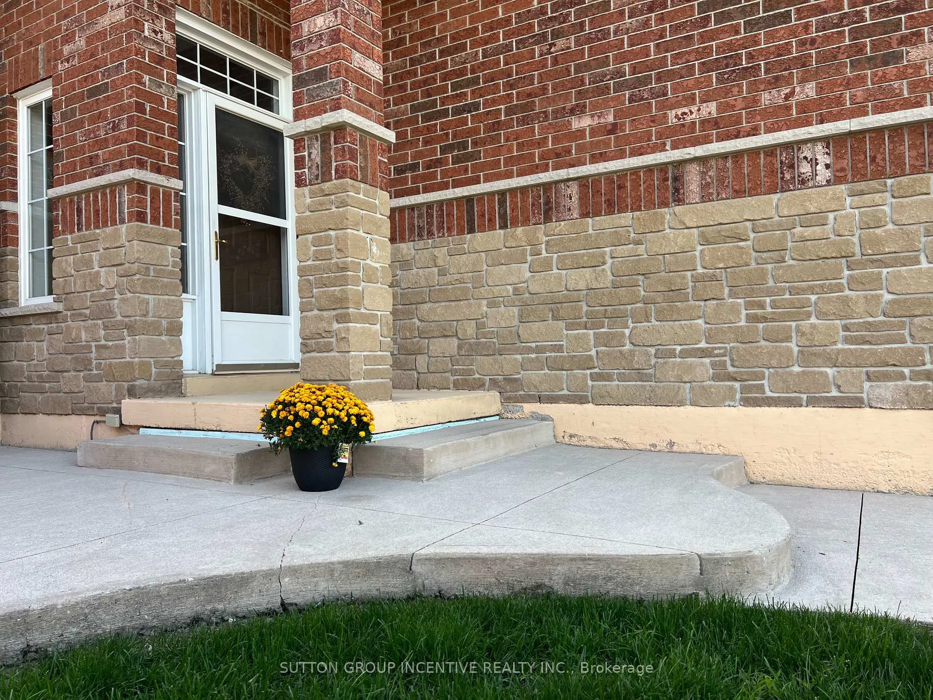 Photo 5 of 49 Felt Crescent, Barrie, Bayshore — HOMEH