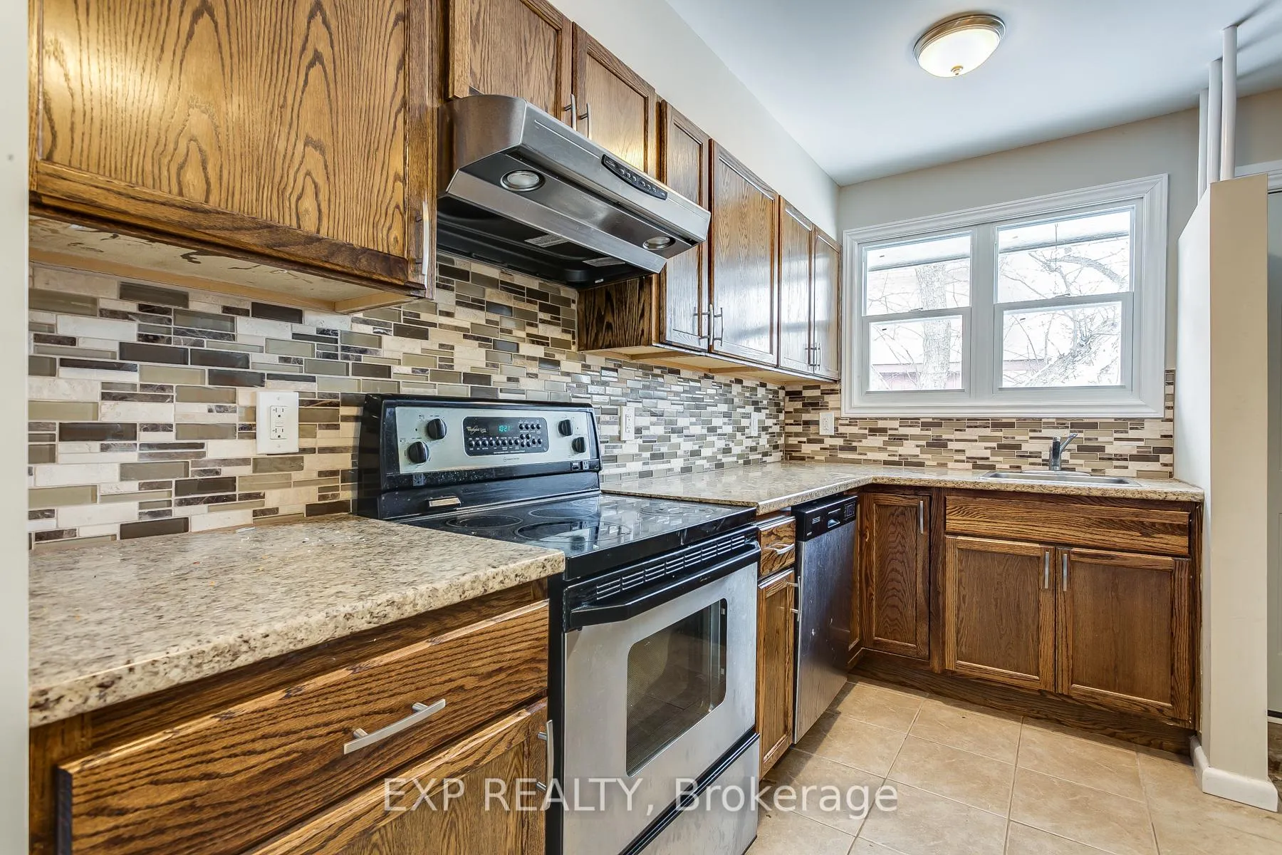 Photo 4 of 655 Gardenvale Road W, Ottawa, Castle Heights/Rideau High — HOMEH