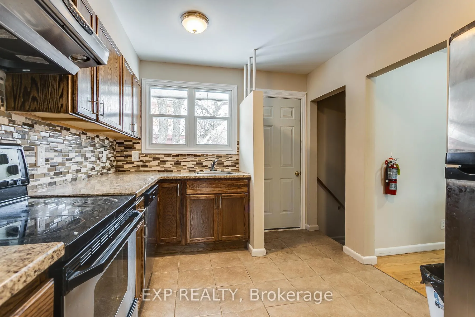 Photo 5 of 655 Gardenvale Road W, Ottawa, Castle Heights/Rideau High — HOMEH