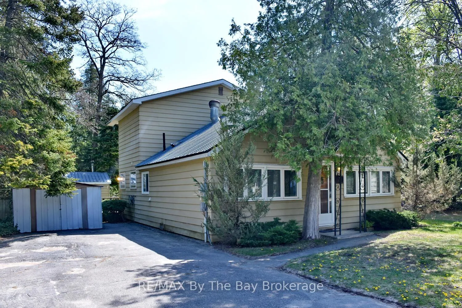 Photo 3 of 15 Sylvan Avenue, Wasaga Beach — HOMEH