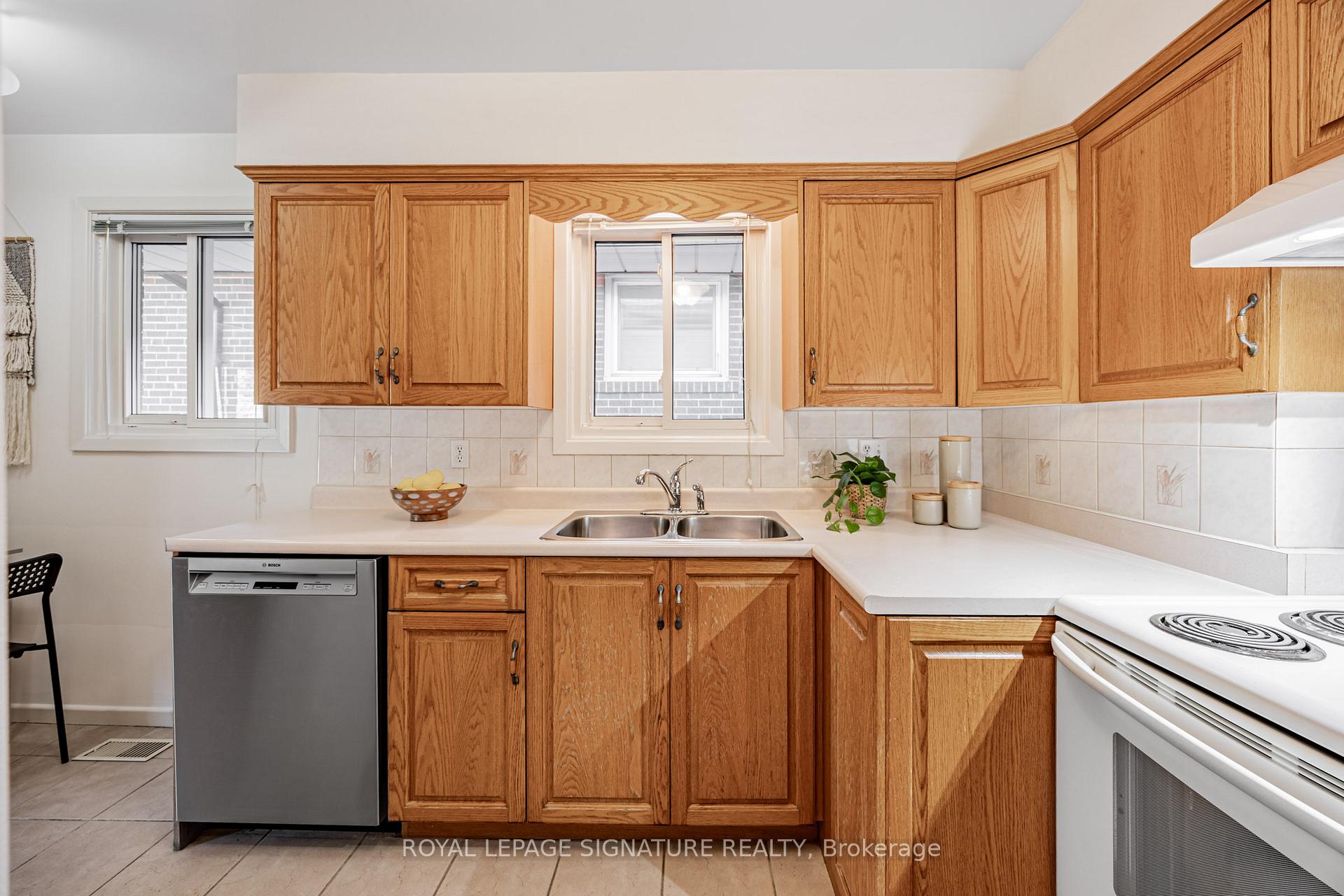 Photo 13 of 28 Sedgemount Drive, Scarborough, Woburn — HOMEH