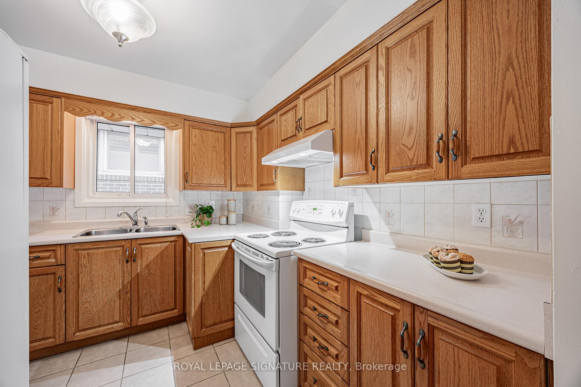Photo 14 of 28 Sedgemount Drive, Scarborough, Woburn — HOMEH