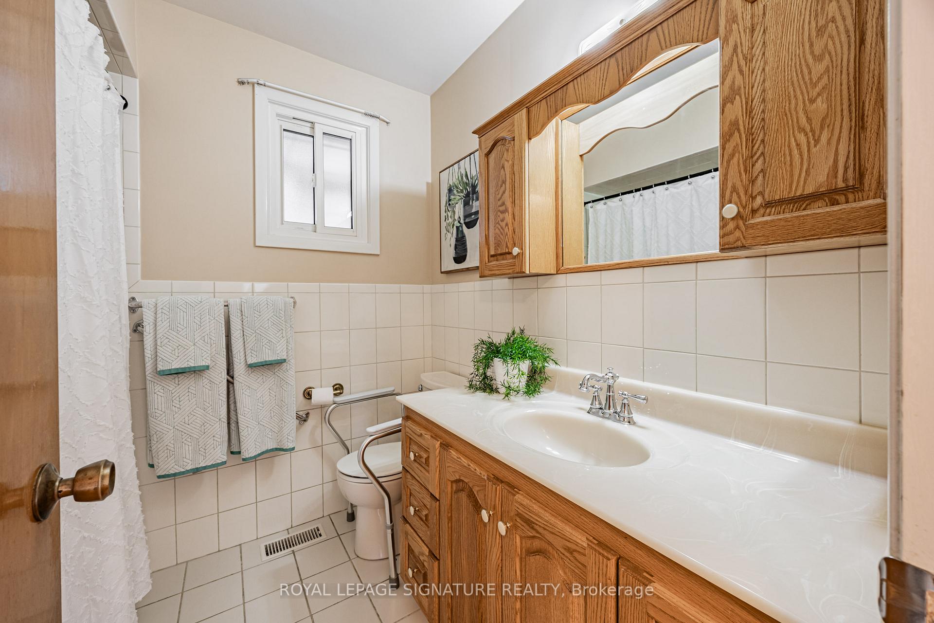 Photo 23 of 28 Sedgemount Drive, Scarborough, Woburn — HOMEH