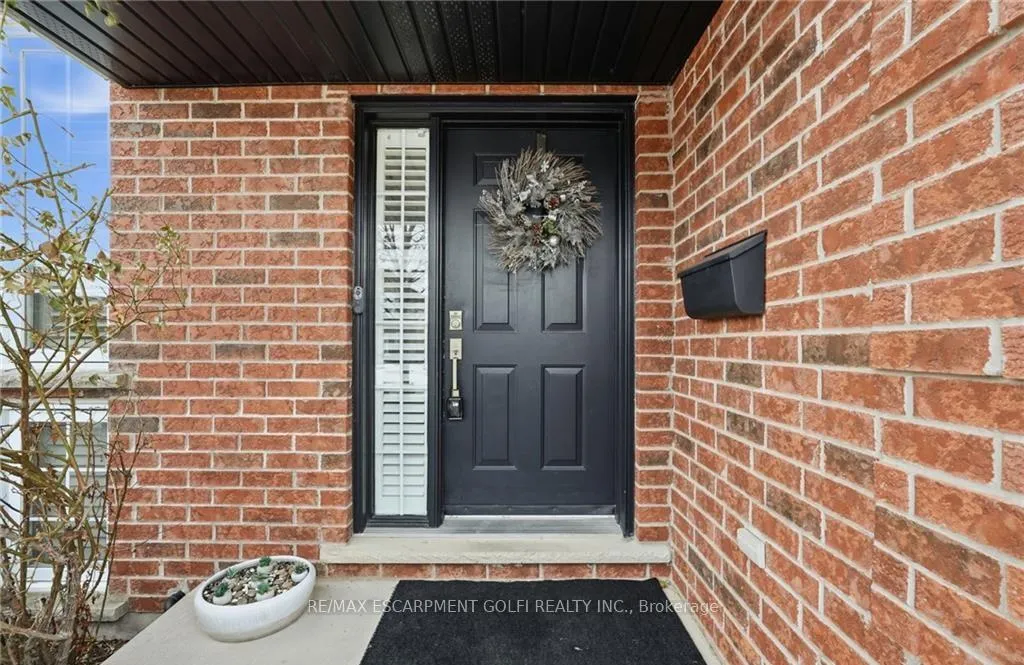 Photo 3 of 8409 Greenfield Crescent, Niagara Falls, Forestview — HOMEH