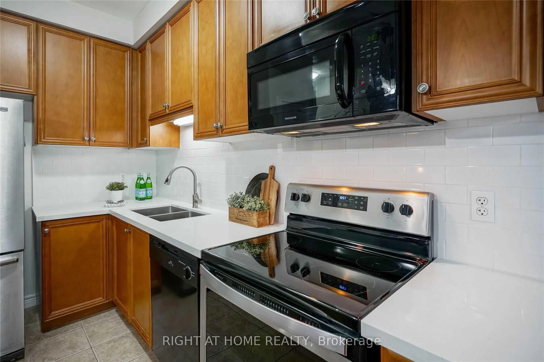 Photo 8 of 88 Marina Point Crescent, Hamilton, Winona Park — HOMEH
