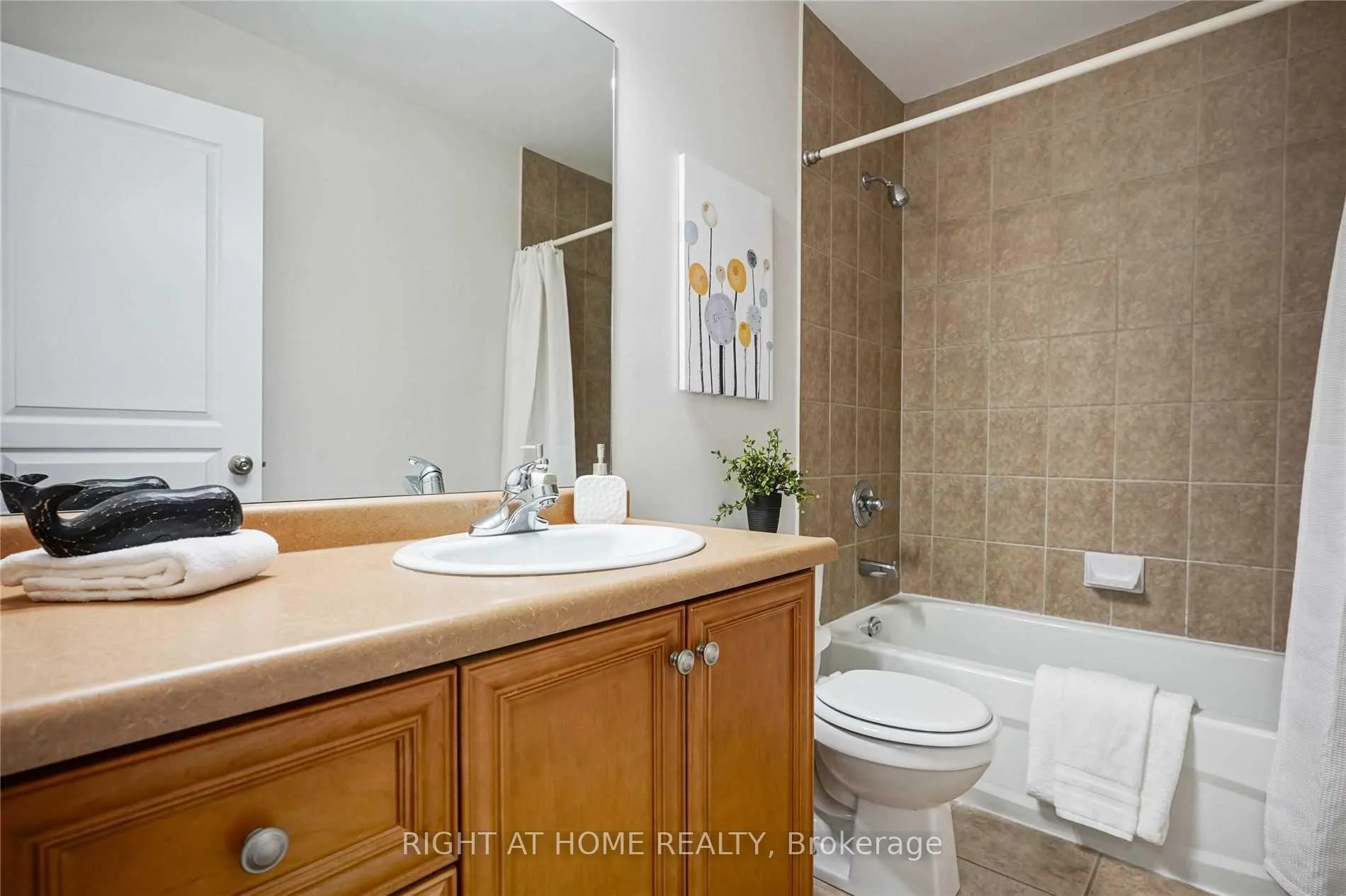 Photo 22 of 88 Marina Point Crescent, Hamilton, Winona Park — HOMEH